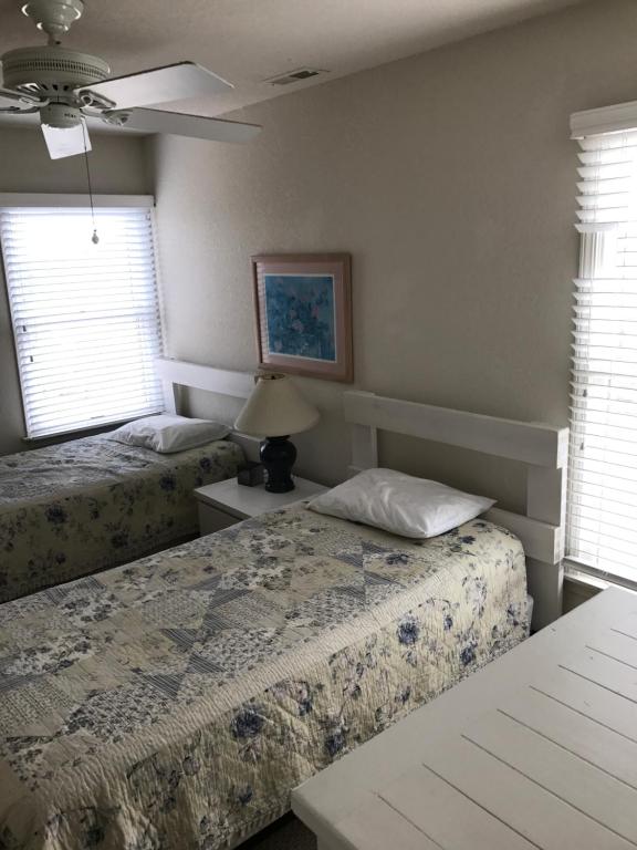 Postel nebo postele na pokoji v ubytování Pets OK Rest A Shored A Secure and Comfortable Home Flat Screen T Vs In All Rooms Fully Stocked With Plenty Of Amenities Private Inground Pool Gas Fireplace Rents Sat to Sat Full Weeks only
