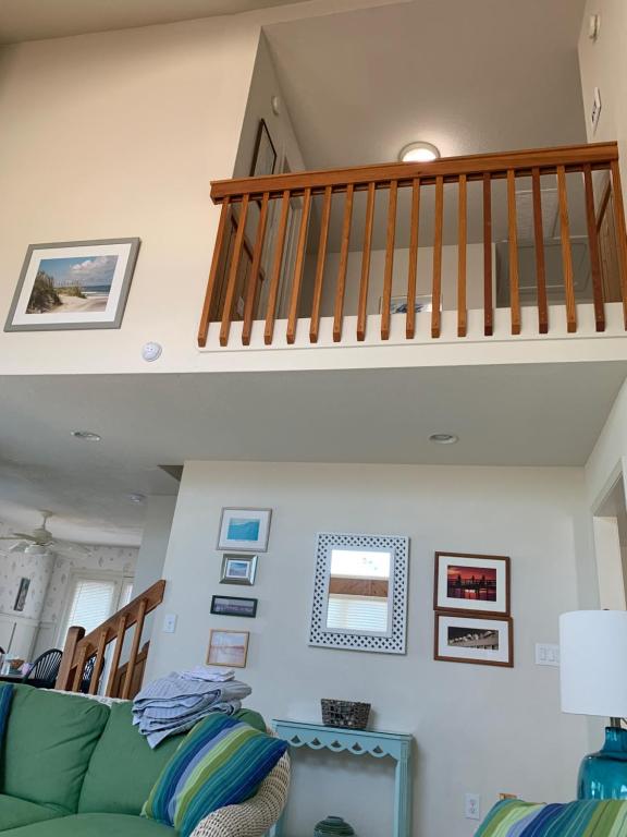 Posezení v ubytování Pets OK Rest A Shored A Secure and Comfortable Home Flat Screen T Vs In All Rooms Fully Stocked With Plenty Of Amenities Private Inground Pool Gas Fireplace Rents Sat to Sat Full Weeks only