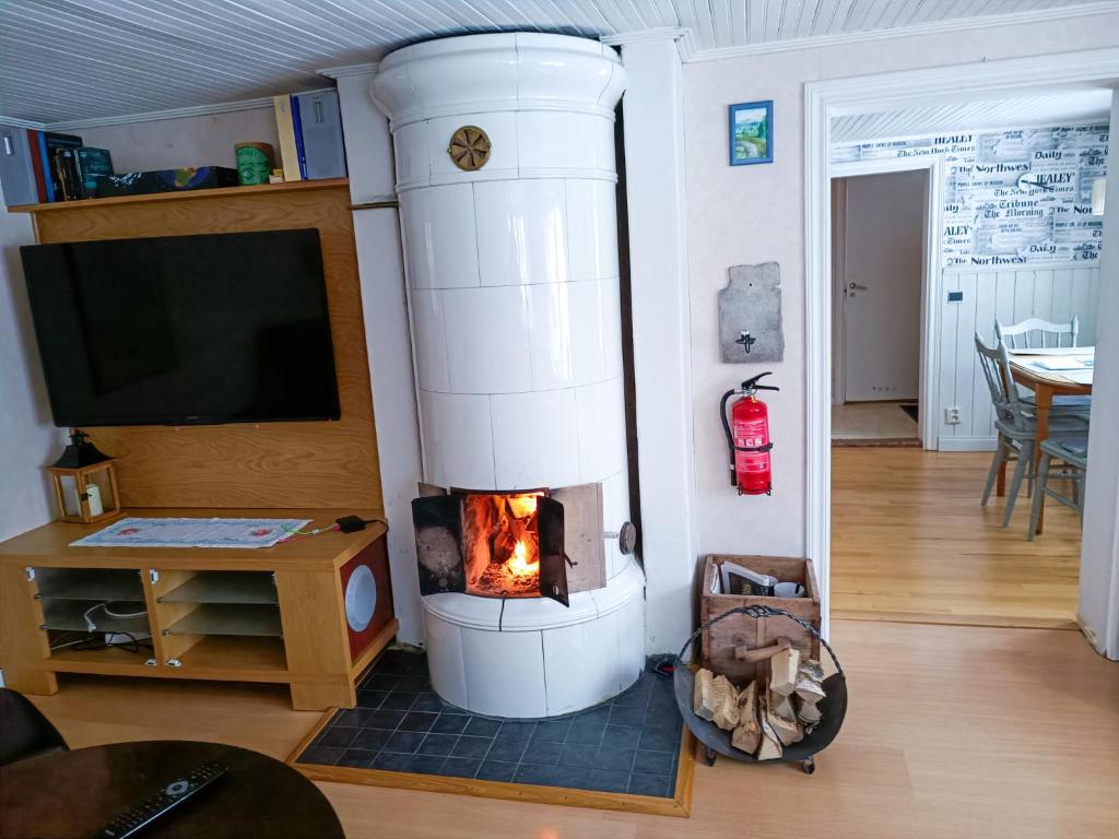 Lidsbergs torp i Ölme från år 1910 Ett eget mysigt torp med kakelugn, lågt i tak, sovrum på loft med snedtak bäddsoffa i v-rum trädgård och gasgrill - Casa De Una Habitación