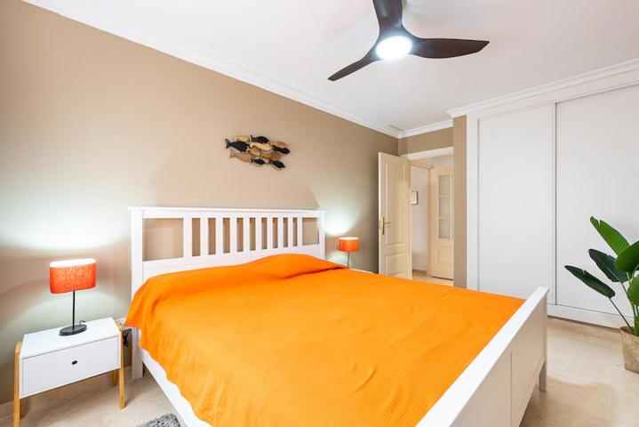 Postel nebo postele na pokoji v ubytování 1ste line sunset beach apartment Fuengirola