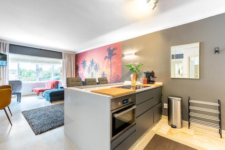 Kuchyň nebo kuchyňský kout v ubytování 1ste line sunset beach apartment Fuengirola