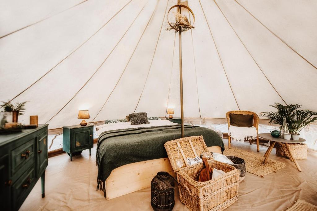 Rúm í herbergi á Hoopoe Glamping