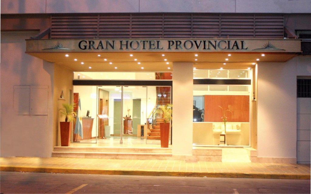 een winkelgevel met een bord waarop staat dat grand hotel aandrijving staat bij Gran Hotel Provincial in San Juan