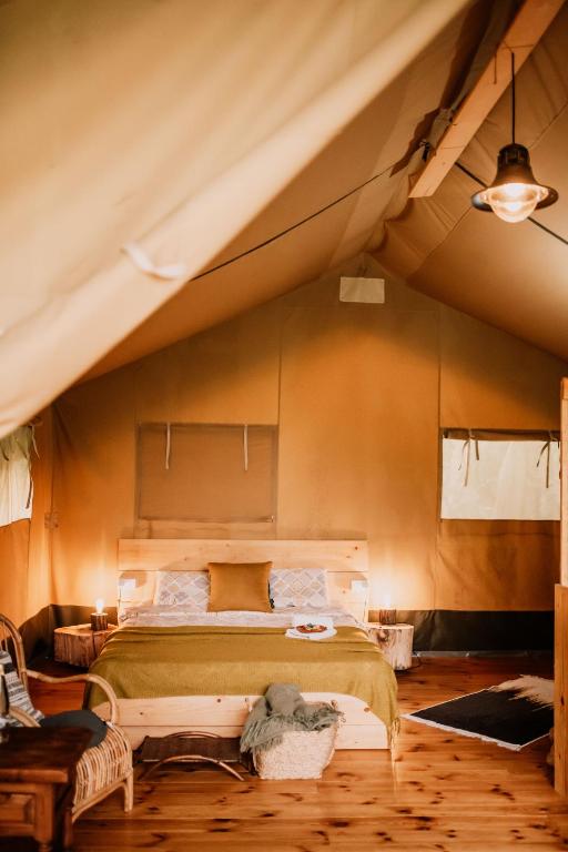 Rúm í herbergi á Hoopoe Glamping