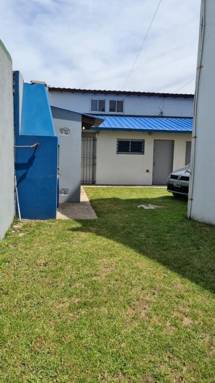een huis met een garage en een tuin met een auto bij Duplex frente al mar in Mar del Plata