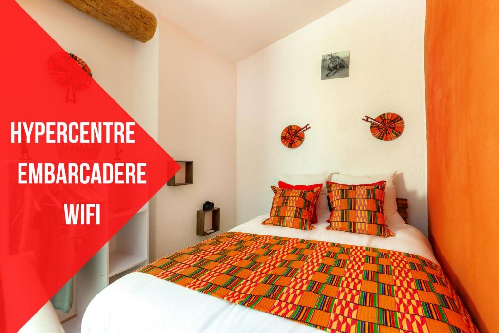 a bedroom with a bed with a colorful bedspread at Little Pendjari - Duplex - Port - HOST PROVENCE in La Seyne-sur-Mer