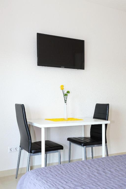 Televízia a/alebo spoločenská miestnosť v ubytovaní Apartments Dado Trogir