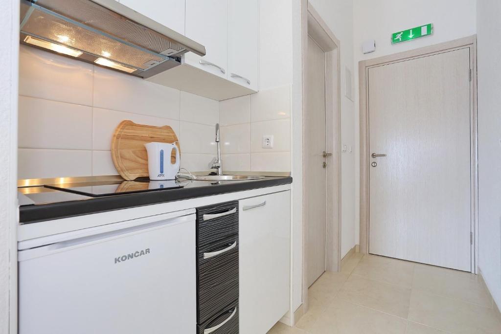 Kuchyňa alebo kuchynka v ubytovaní Apartments Dado Trogir