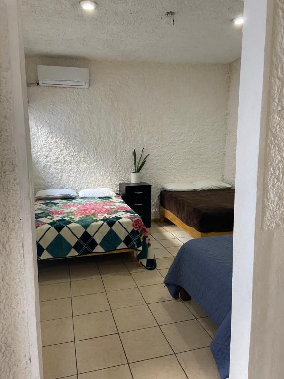 ein Zimmer mit 2 Betten und ein Zimmer mit 2 Betten in der Unterkunft Hotel Perla Mazatlan in Mazatlán