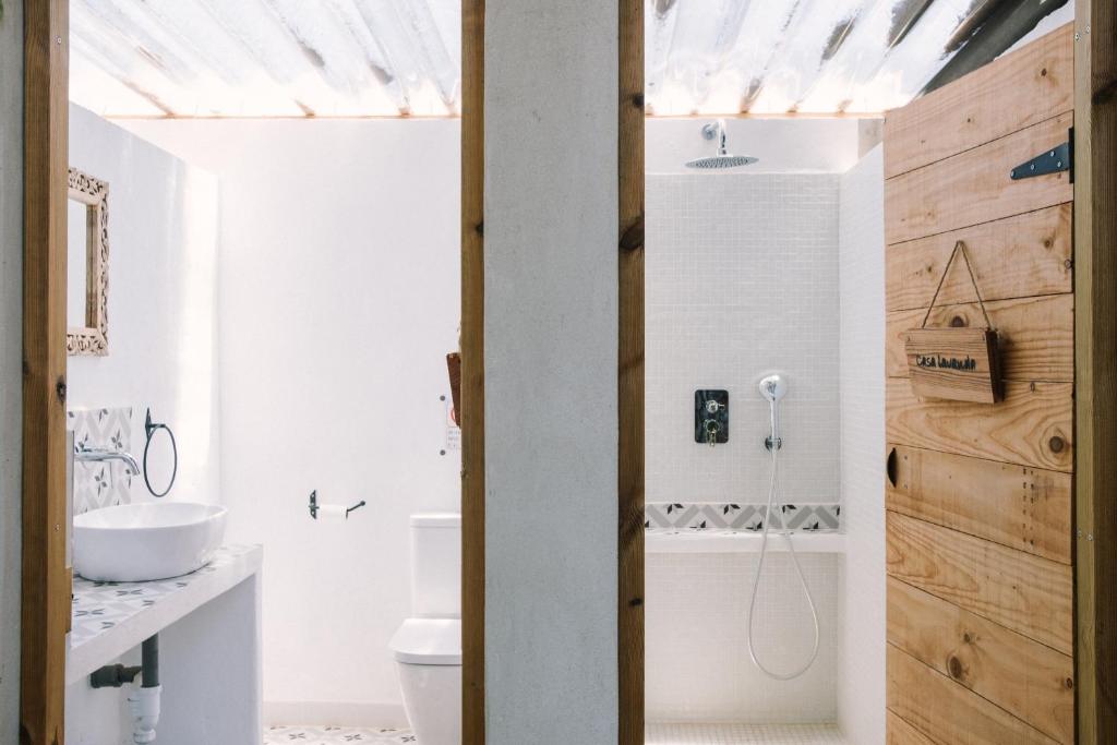 un baño con inodoro y lavabo en miCielo - Baumhäuser, en Vejer de la Frontera