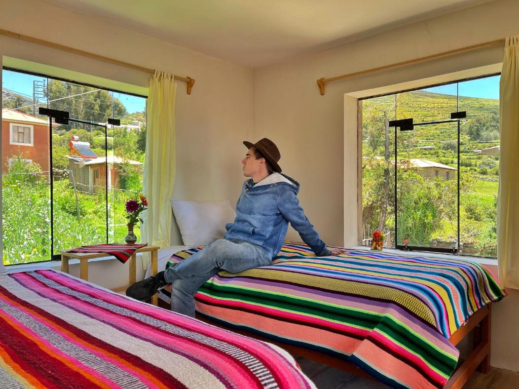 Letto o letti in una camera di Richar’s home - experience Amantani with my family