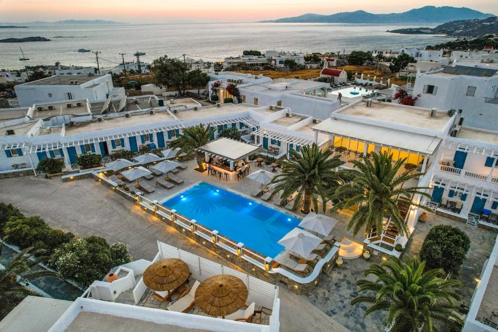 una vista aerea di un resort con piscina di Petinaros Hotel a Mykonos Città