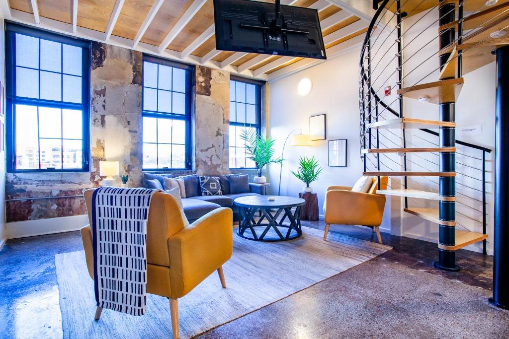 ein Wohnzimmer mit Sofa und Tisch in der Unterkunft Sterchi Lofts Getaway - Downtown Knoxville in Knoxville