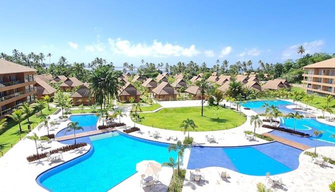 een luchtzicht op een zwembad van het resort bij Eco Resort - Praia dos Carneiros - ao lado da Igrejinha 227 in Tamandaré