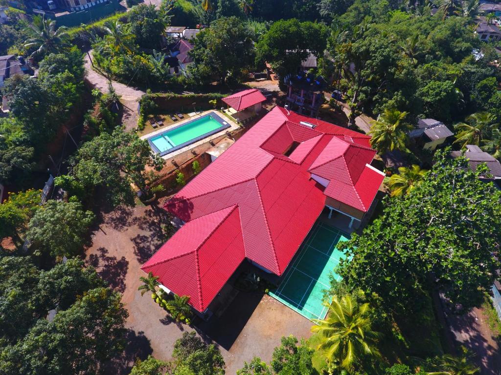 einen Blick über ein Haus mit rotem Dach in der Unterkunft Sanctuary in Rakwana