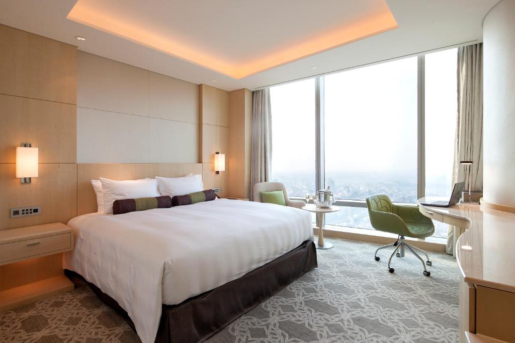 Postel nebo postele na pokoji v ubytování Lotte Hotel Hanoi