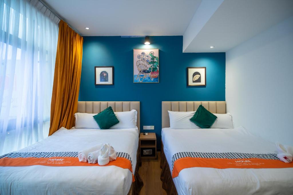 um quarto com duas camas com bichos de peluche em Apollo Inn em George Town