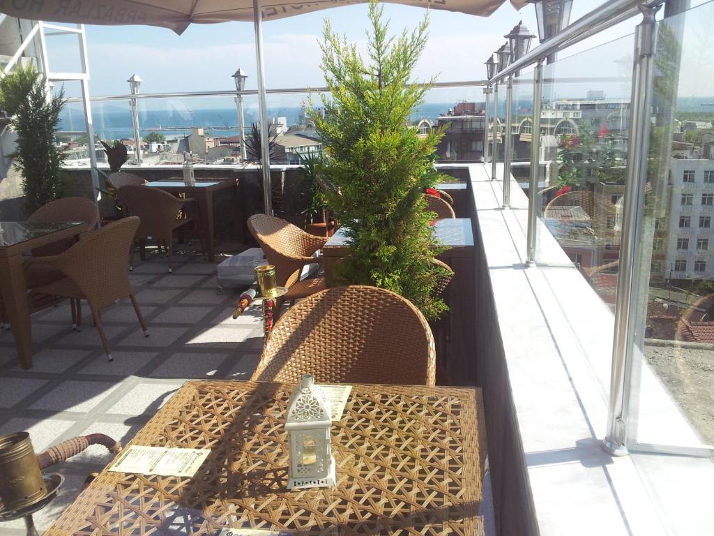 A balcony or terrace at Erbazlar Hotel