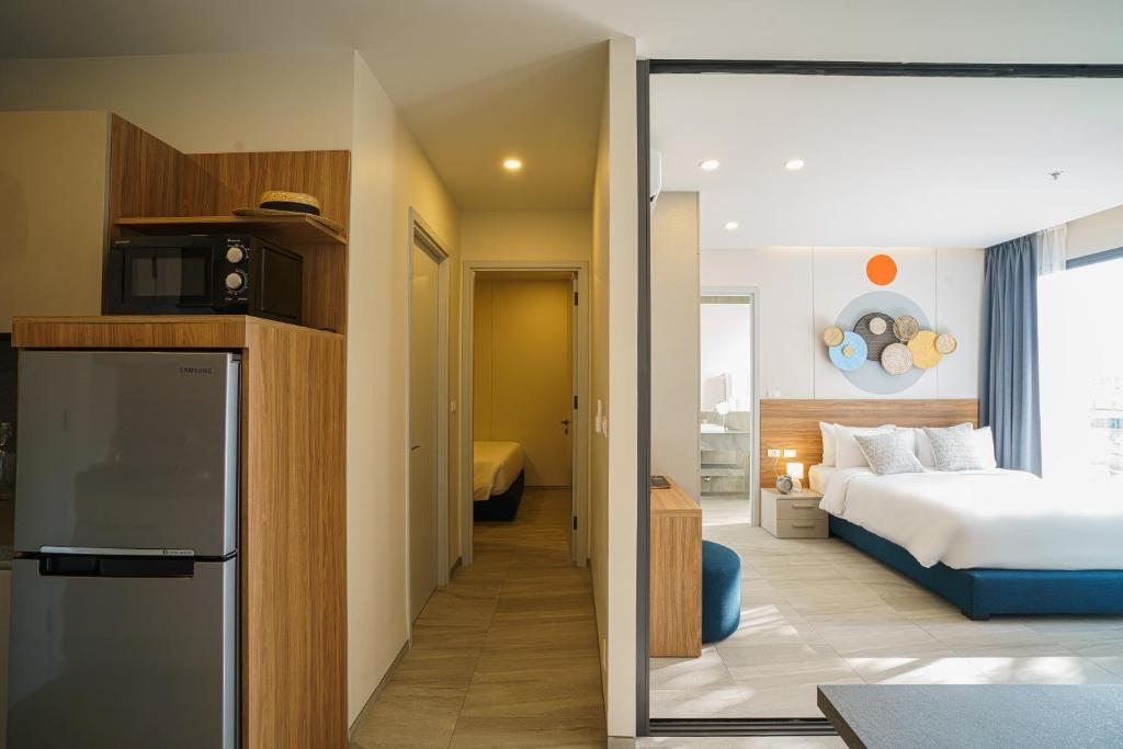 Uma cama ou camas num quarto em HOMA Phuket Town