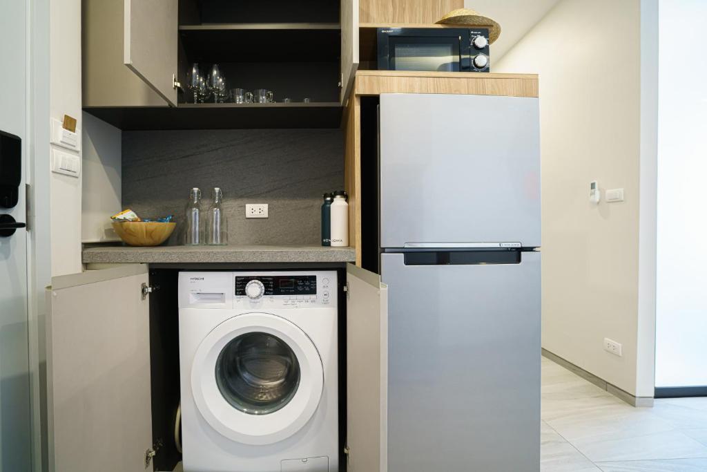 A cozinha ou kitchenette de HOMA Phuket Town