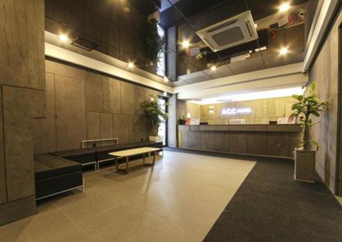 una habitación con una mesa y un banco en un edificio en Sinan Equelim Hotel, en Gwangju