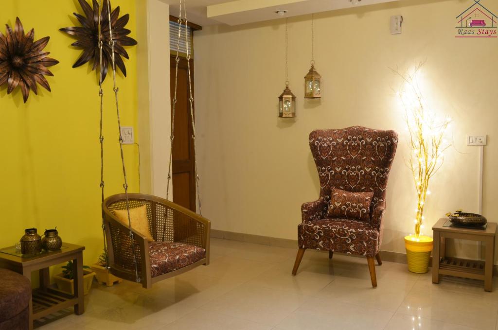Posezení v ubytování Spacious 2BHK prime location with big Livingroom 8