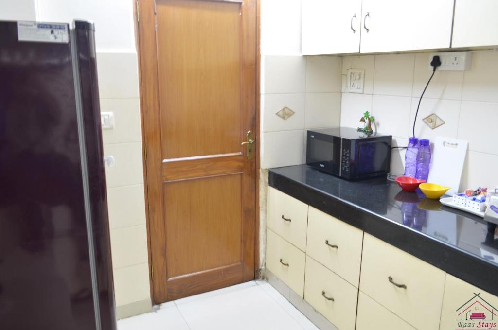 Kuchyň nebo kuchyňský kout v ubytování Spacious 2BHK prime location with big Livingroom 8