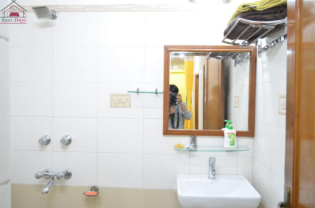 Koupelna v ubytování Spacious 2BHK prime location with big Livingroom 8