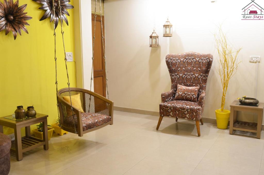 Posezení v ubytování Spacious 2BHK prime location with big Livingroom 8