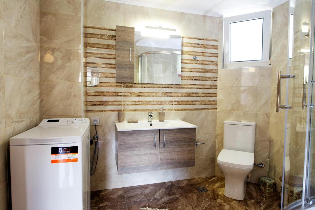A bathroom at Stellina's new studio 5min from beach