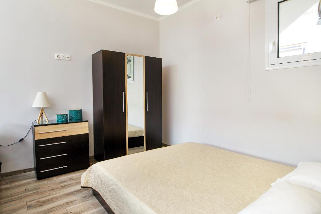 A bed or beds in a room at Stellina's new studio 5min from beach