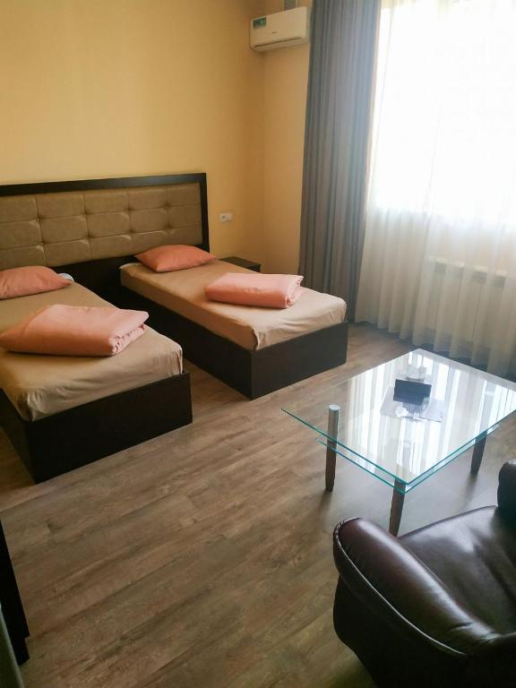 Postel nebo postele na pokoji v ubytování MBM Hotel Yerevan
