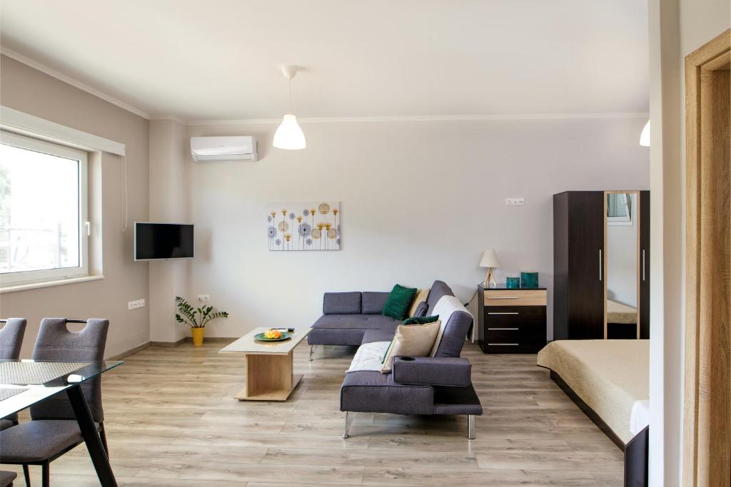 A seating area at Stellina's new studio 5min from beach