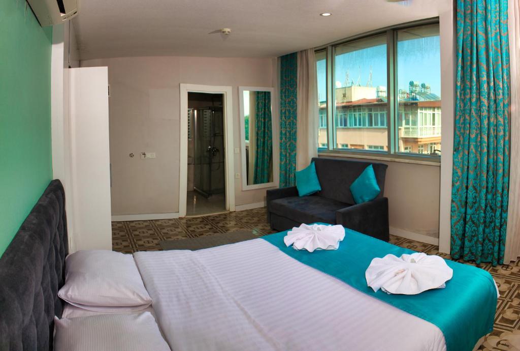 Un pat sau paturi într-o cameră la Berrak Su Hotel