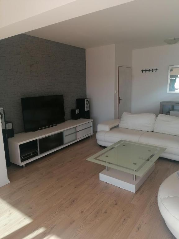 Televízia a/alebo spoločenská miestnosť v ubytovaní Divine view