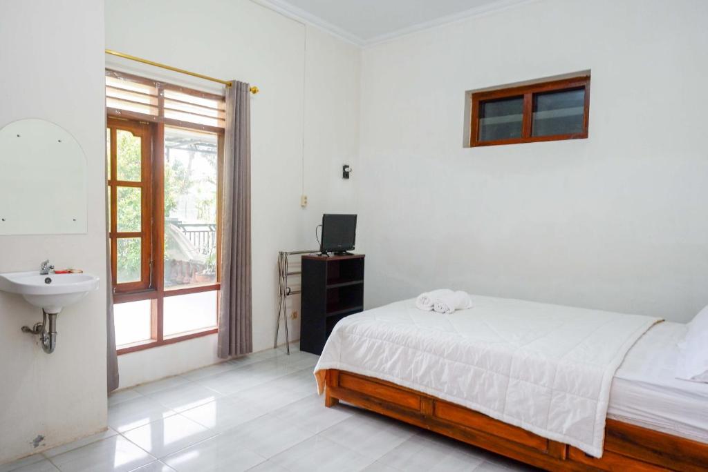 Giường trong phòng chung tại Wisma Sanggrahan Syariah Yogyakarta Mitra RedDoorz