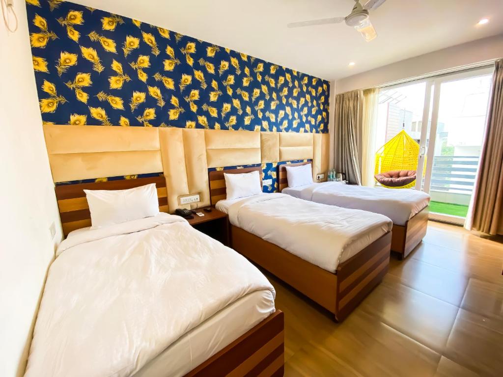 Postel nebo postele na pokoji v ubytování Sky Suites