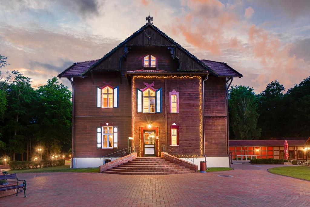 a large building with a staircase in front of it at Hotel Garni Jagdschloss Waldsee mit Frühstücksbuffet & Schlossküche für Selbstversorger in Waldsee