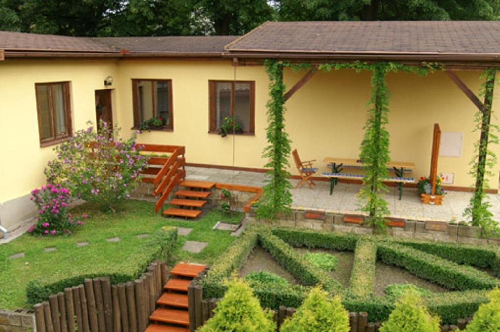 フルボカー・ナト・ヴルタヴォウにあるUbytování na Hlubokéの前庭付きの家