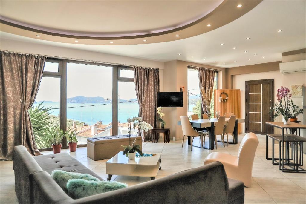 Una sala de estar con vista al mar. en Endless Blue, en Palaión Tsiflíkion