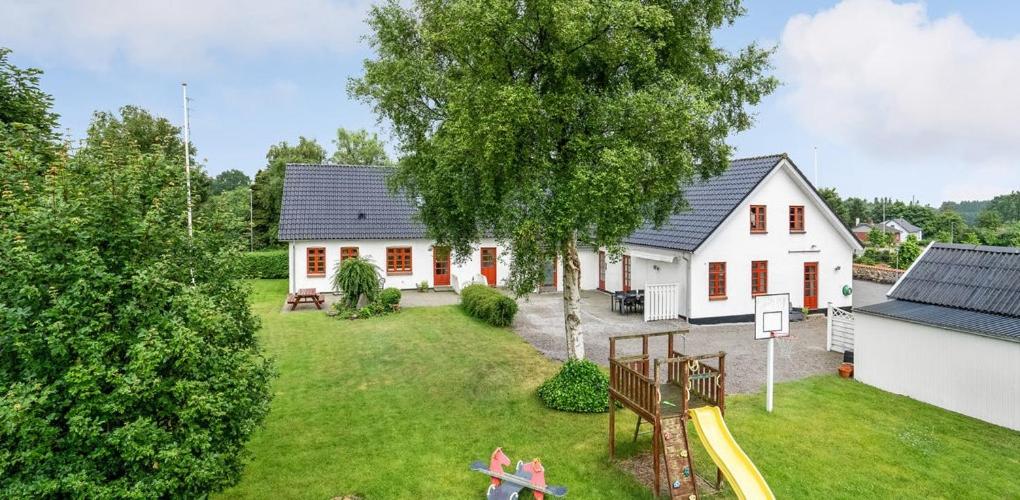 eine Luftansicht eines Hauses mit Spielplatz in der Unterkunft Skjoldbjerg Garnihotel in Vorbasse