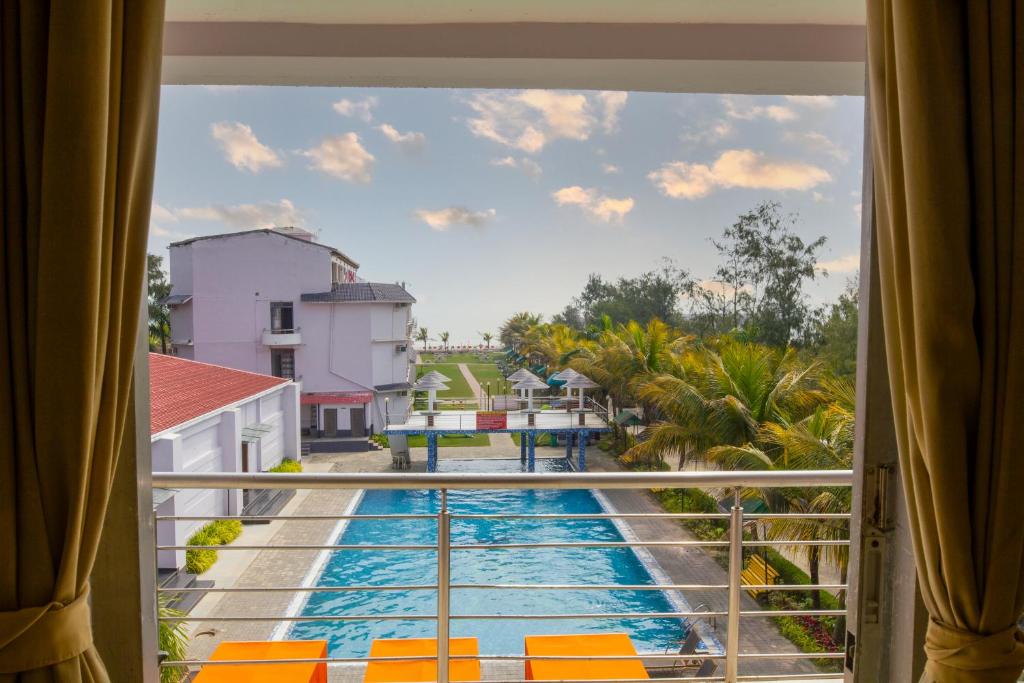 Bazén v ubytování Hotel Sonar Bangla Mandarmoni nebo v jeho okolí