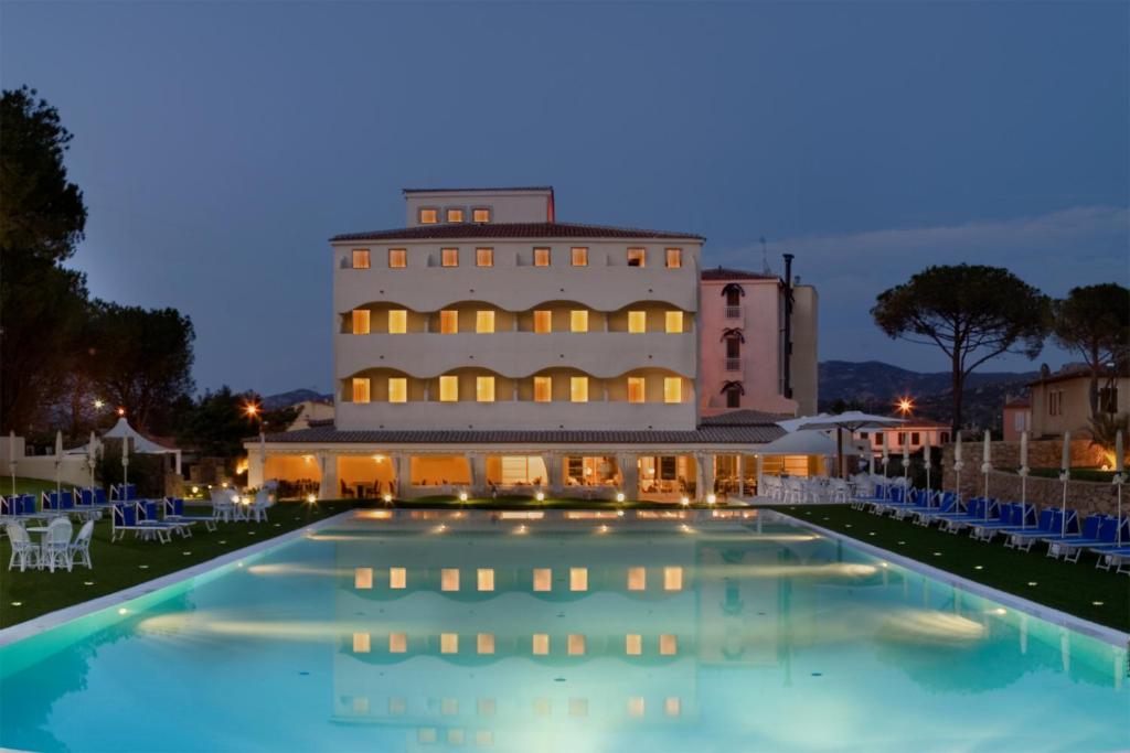 Bazén v ubytování AHR Baja Hotel & Spa Cannigione nebo v jeho okolí