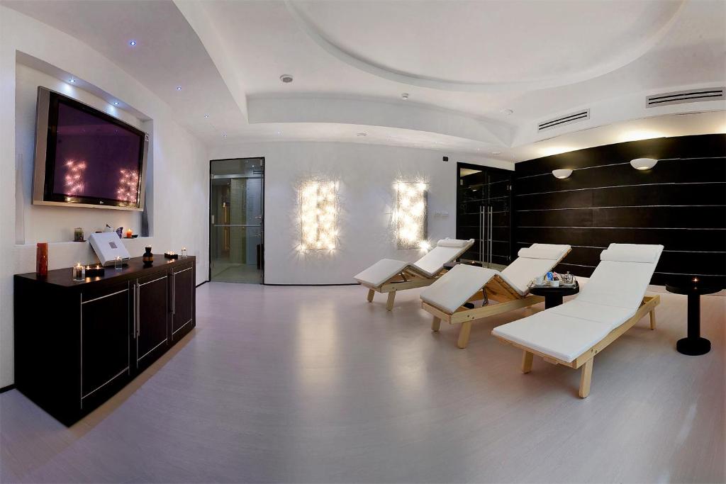 TV a/nebo společenská místnost v ubytování AHR Baja Hotel & Spa Cannigione