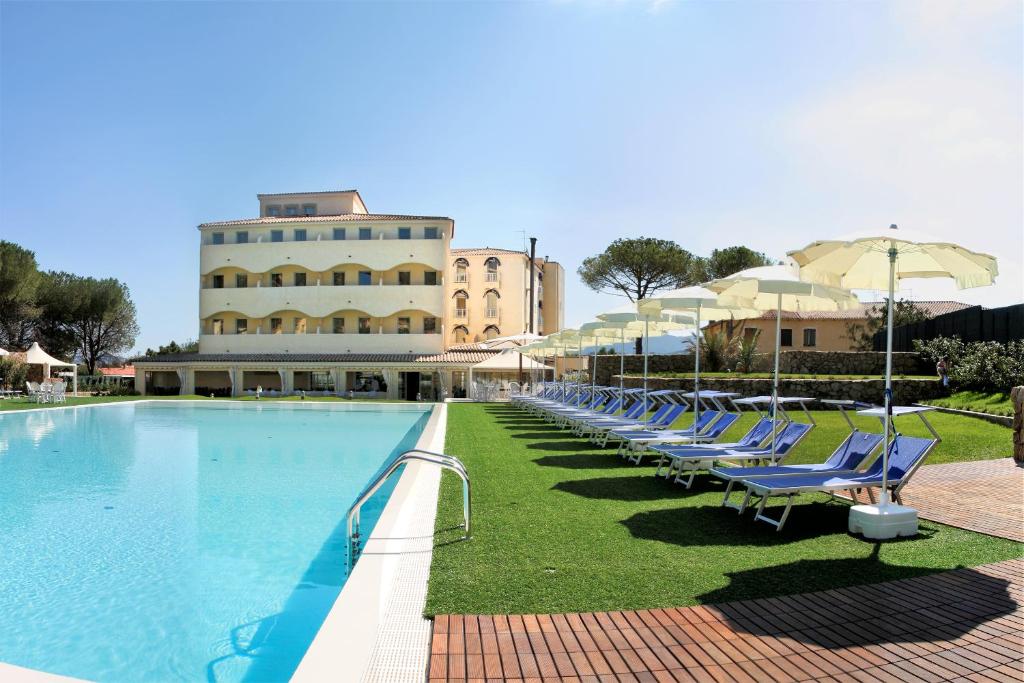 Bazén v ubytování AHR Baja Hotel & Spa Cannigione nebo v jeho okolí