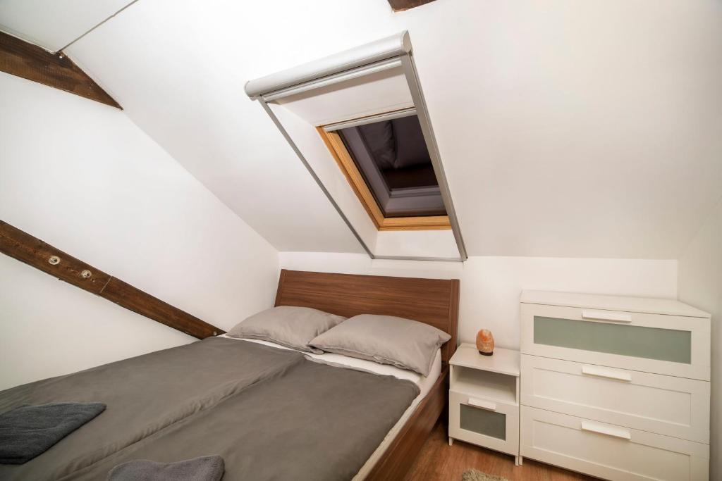 Postel nebo postele na pokoji v ubytování Szobi Malomkert Lovarda