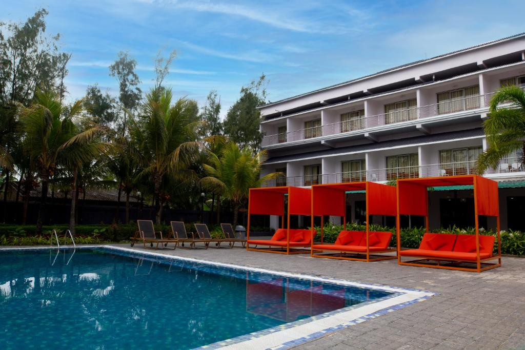 Bazén v ubytování Hotel Sonar Bangla Mandarmoni nebo v jeho okolí
