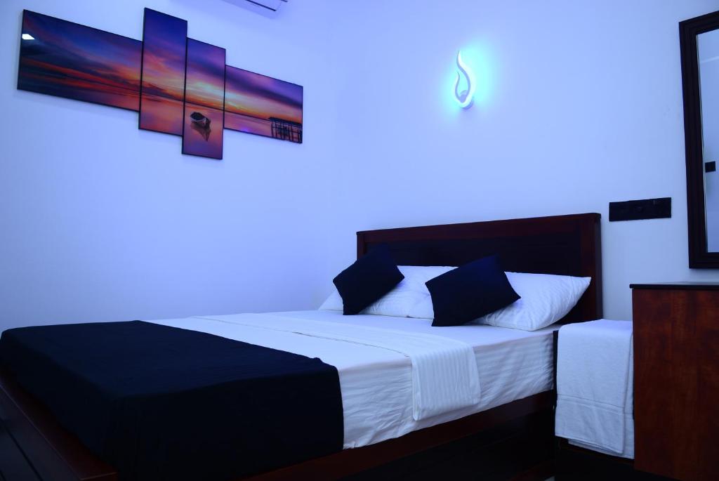 Postel nebo postele na pokoji v ubytování Liyonaa Beach Hotel