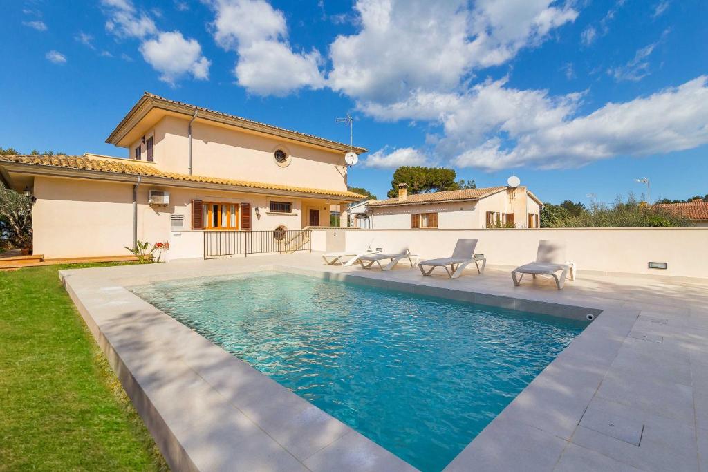 una casa con piscina en un patio en Calma, en Son Serra de Marina