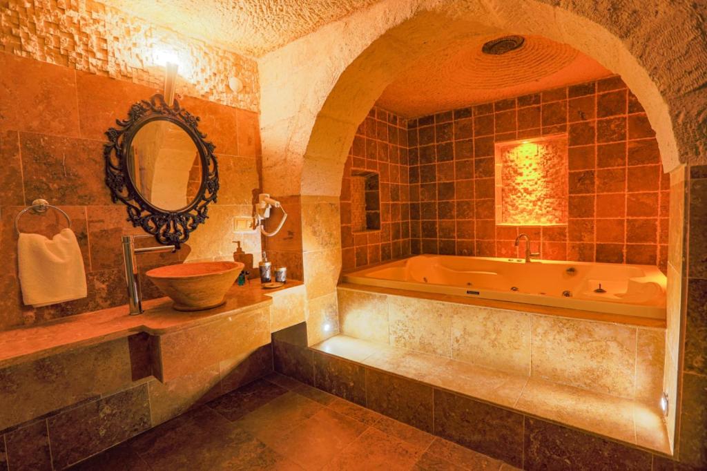 Koupelna v ubytování Sinasos Palace Cave Hotel
